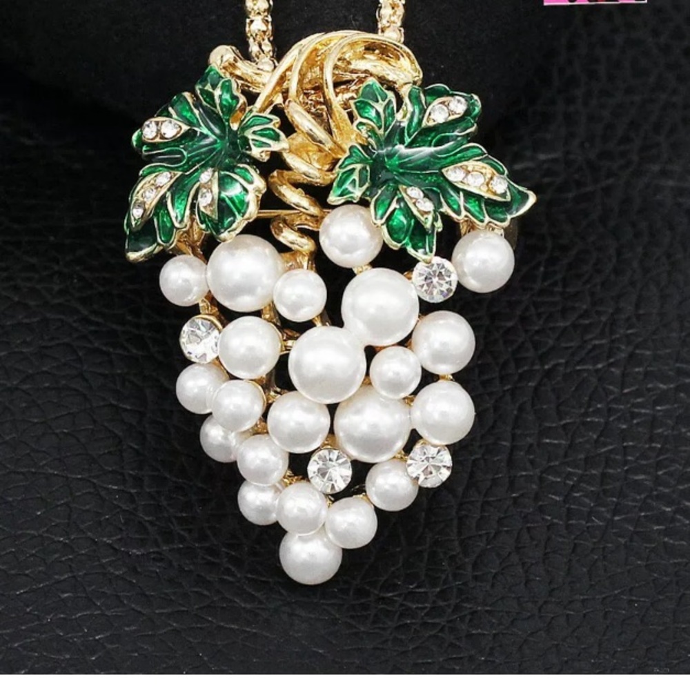NWT GRAPE NECKLACE